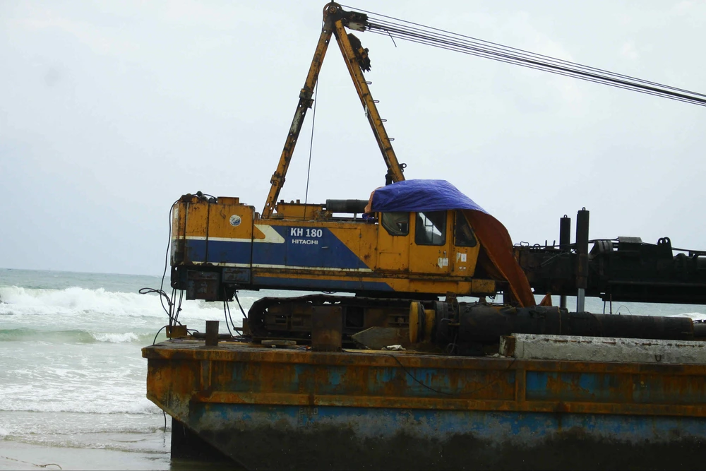 Gặp sóng lớn, sà lan ngàn tấn bị đánh dạt vào bờ ảnh 3 Gặp sóng lớn, sà lan ngàn tấn bị đánh dạt vào bờ ảnh 3