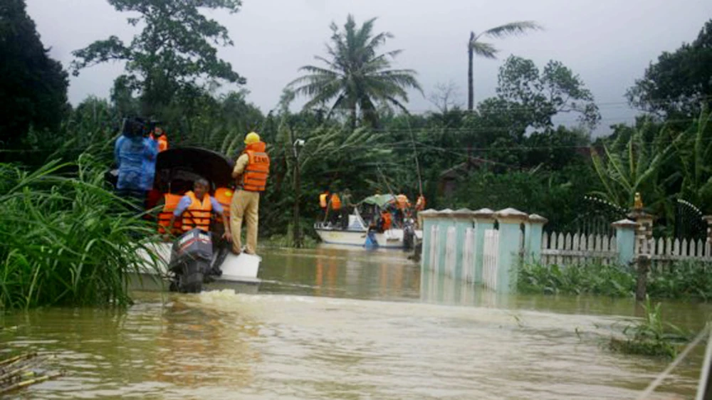 Nước lũ lớn đe dọa ngập lụt nhiều khu vực và gây ra sạt lở. Ảnh: NGUYỄN TRANG