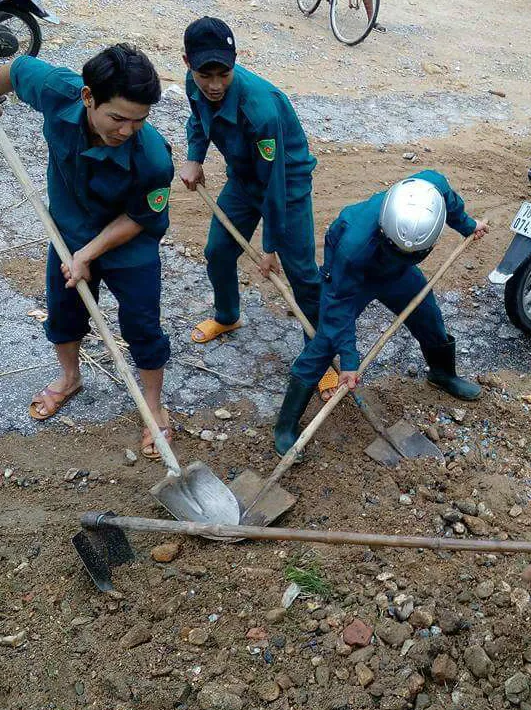 Quảng Ngãi: Tất bật dọn dẹp, vệ sinh môi trường sau lũ ảnh 3