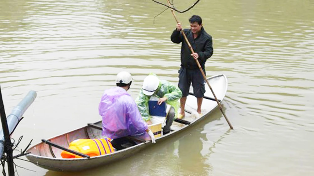 Tiến hành lấy mẫu nước tại khu vực xuất hiện cá và vịt chết. Ảnh: NGUYỄN TRANG