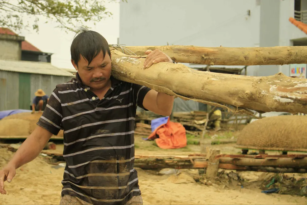 Người dân Quảng Ngãi dầm nước sông bắc cầu gỗ đón Tết ảnh 4