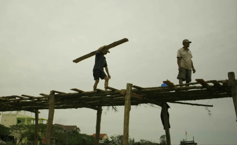 Người dân Quảng Ngãi dầm nước sông bắc cầu gỗ đón Tết ảnh 2