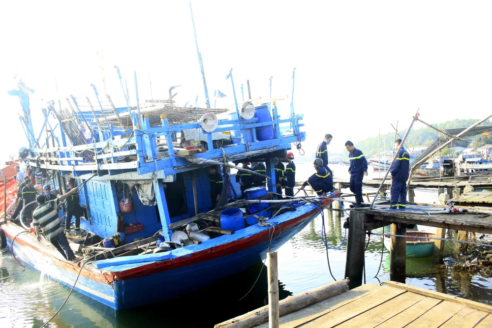 Cháy tàu cá, thiệt hại hơn 200 triệu đồng ảnh 2 Cháy tàu cá, thiệt hại hơn 200 triệu đồng ảnh 2