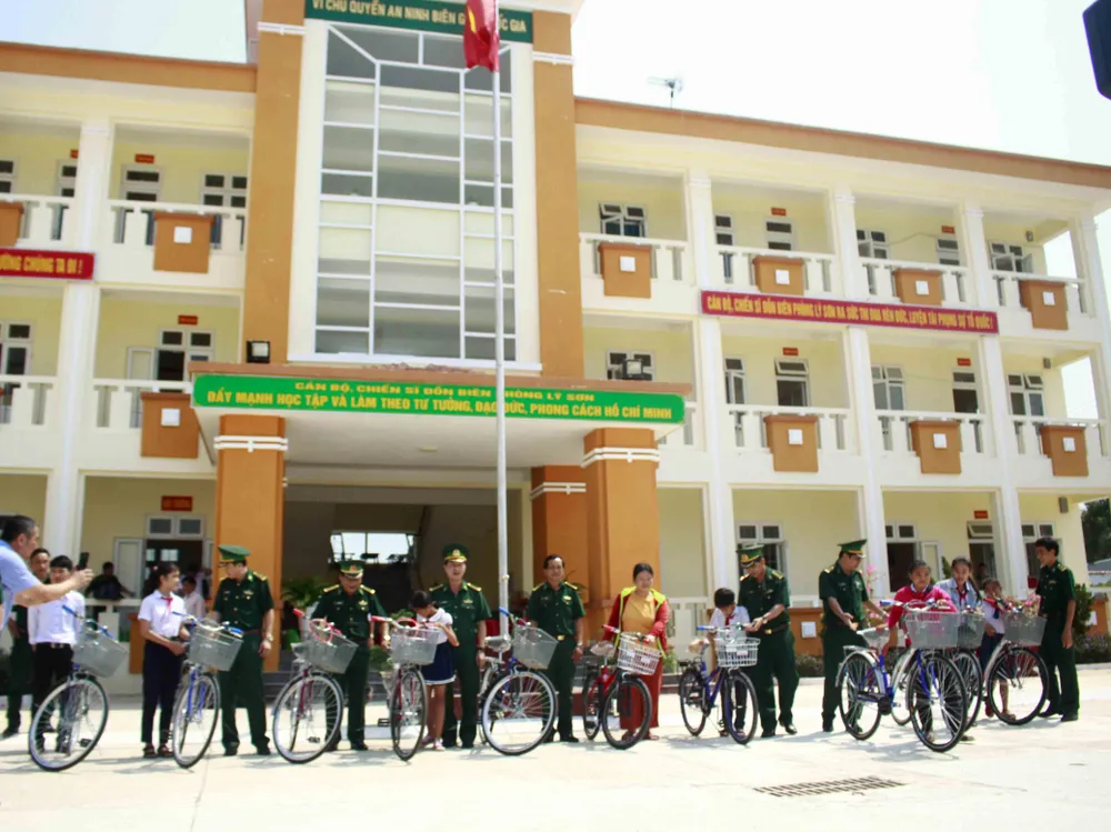 Bộ đội Biên phòng TPHCM trao quà cho người nghèo và học sinh đảo Lý Sơn ảnh 2