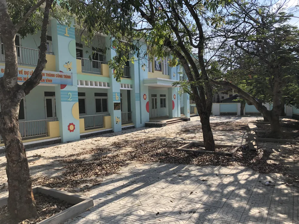 Vừa xây xong, hai trường mầm non ở Lý Sơn thành bãi tập kết rác ảnh 2 Vừa xây xong, hai trường mầm non ở Lý Sơn thành bãi tập kết rác ảnh 2