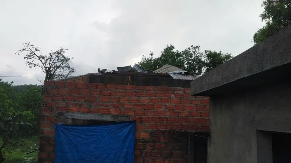 Lốc xoáy cuốn đổ sập hàng chục ngôi nhà ở Quảng Ngãi ảnh 3
