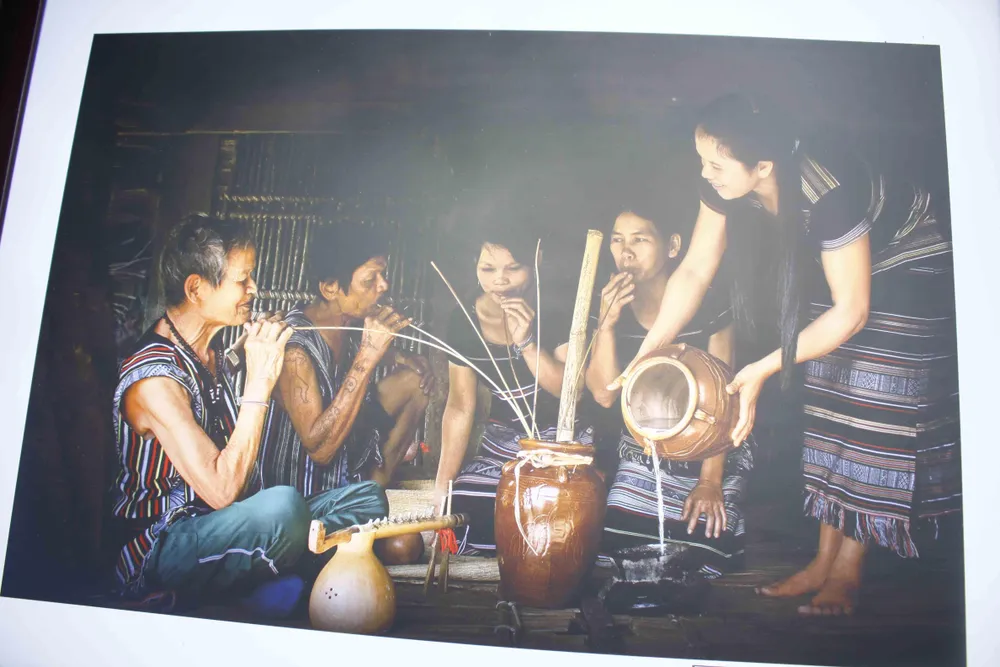 Triển lãm ảnh Đất nước - Con người Trà Bồng và miền Tây Quảng Ngãi ảnh 3 Triển lãm ảnh Đất nước - Con người Trà Bồng và miền Tây Quảng Ngãi ảnh 3