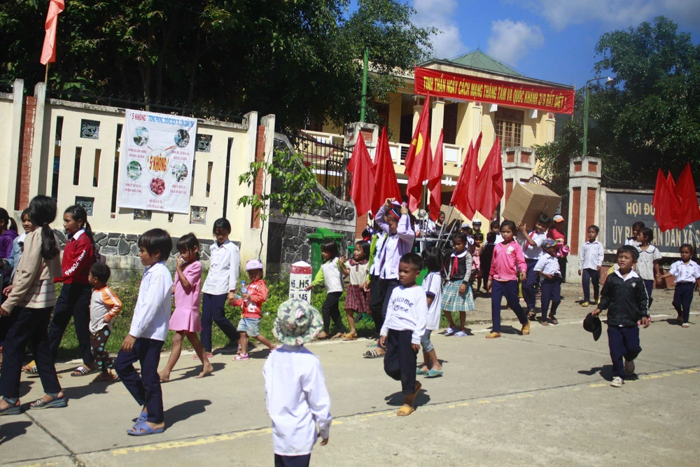 Mang trung thu đến với trẻ em vùng núi Sơn Tây ảnh 9 Mang trung thu đến với trẻ em vùng núi Sơn Tây ảnh 9