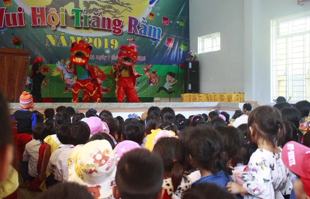 Mang trung thu đến với trẻ em vùng núi Sơn Tây ảnh 1 Mang trung thu đến với trẻ em vùng núi Sơn Tây ảnh 1