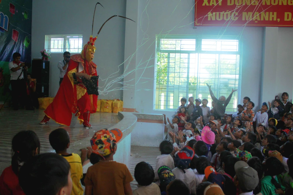 Mang trung thu đến với trẻ em vùng núi Sơn Tây ảnh 2 Mang trung thu đến với trẻ em vùng núi Sơn Tây ảnh 2