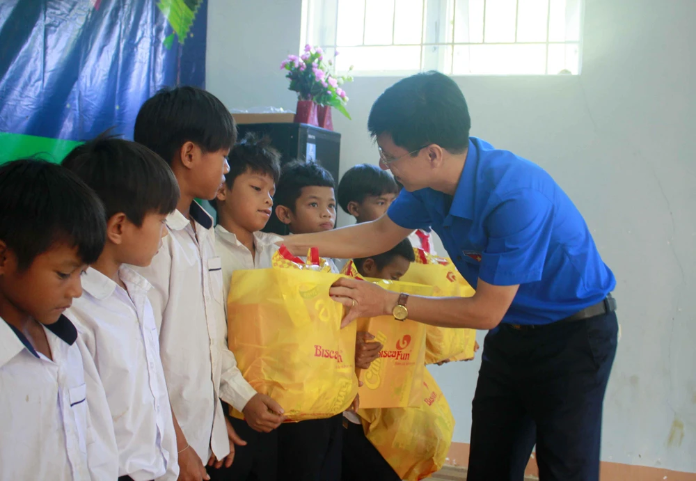 Mang trung thu đến với trẻ em vùng núi Sơn Tây ảnh 3 Mang trung thu đến với trẻ em vùng núi Sơn Tây ảnh 3