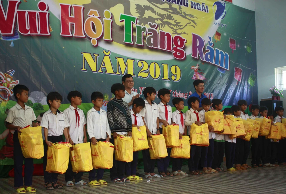 Mang trung thu đến với trẻ em vùng núi Sơn Tây ảnh 4 Mang trung thu đến với trẻ em vùng núi Sơn Tây ảnh 4