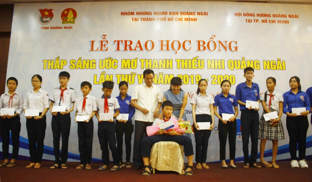 Trao học bổng Thắp sáng ước mơ thanh thiếu nhi Quảng Ngãi. Ảnh: NGUYỄN TRANG