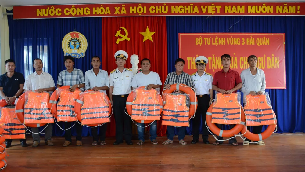 Quảng Ngãi: Bộ tư lệnh Vùng 3 Hải quân thăm, tặng quà ngư dân đảo Lý Sơn ảnh 2 Quảng Ngãi: Bộ tư lệnh Vùng 3 Hải quân thăm, tặng quà ngư dân đảo Lý Sơn ảnh 2
