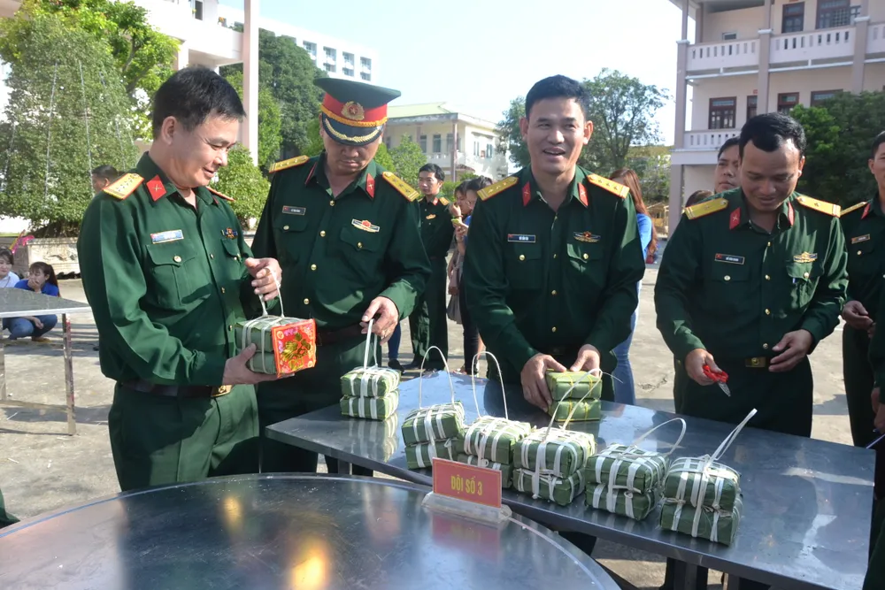 Quảng Ngãi: Bộ đội gói 160 cặp bánh chưng tặng người nghèo ảnh 3 Quảng Ngãi: Bộ đội gói 160 cặp bánh chưng tặng người nghèo ảnh 3
