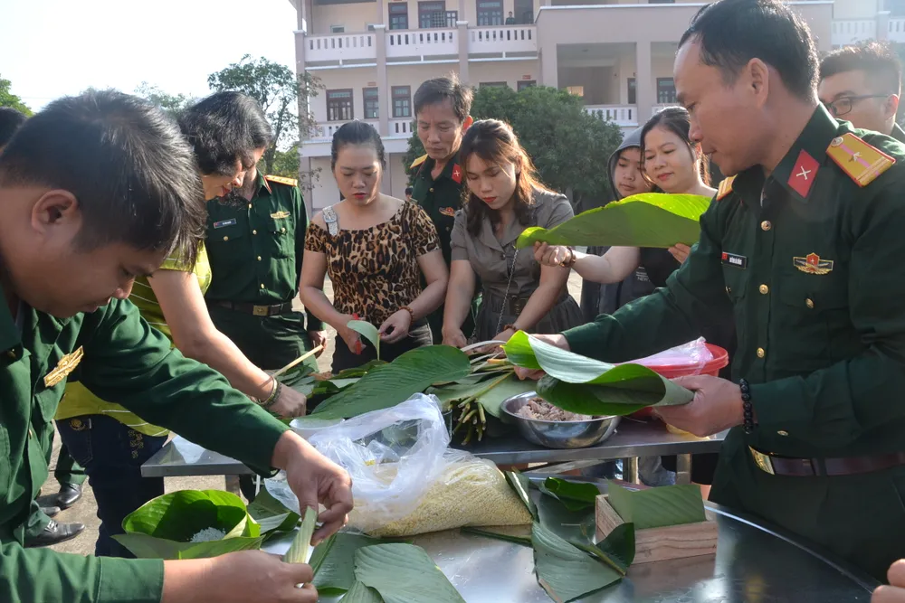 Quảng Ngãi: Bộ đội gói 160 cặp bánh chưng tặng người nghèo ảnh 2 Quảng Ngãi: Bộ đội gói 160 cặp bánh chưng tặng người nghèo ảnh 2
