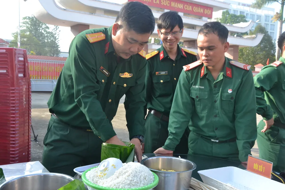 Quảng Ngãi: Bộ đội gói 160 cặp bánh chưng tặng người nghèo ảnh 1 Quảng Ngãi: Bộ đội gói 160 cặp bánh chưng tặng người nghèo ảnh 1