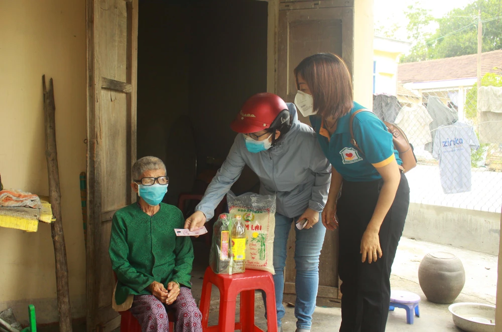 Thay vì chọn phát quà tại các điểm công cộng, nhóm thiện nguyện đến tận nhà người già neo đơn để trao tặng những phần quà yêu thương. Ảnh: NGUYỄN TRANG