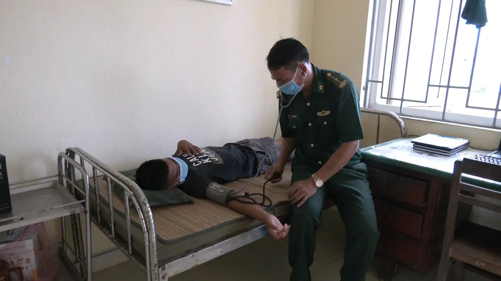 Quảng Ngãi: Cứu sống một ngư dân trôi dạt 12 giờ trên biển ảnh 1 Quảng Ngãi: Cứu sống một ngư dân trôi dạt 12 giờ trên biển ảnh 1