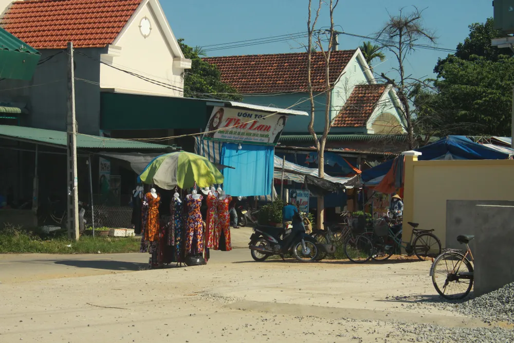 Quảng Ngãi: Xây chợ tiền tỷ, tiểu thương vẫn họp chợ ngoài đường ảnh 5 Quảng Ngãi: Xây chợ tiền tỷ, tiểu thương vẫn họp chợ ngoài đường ảnh 5