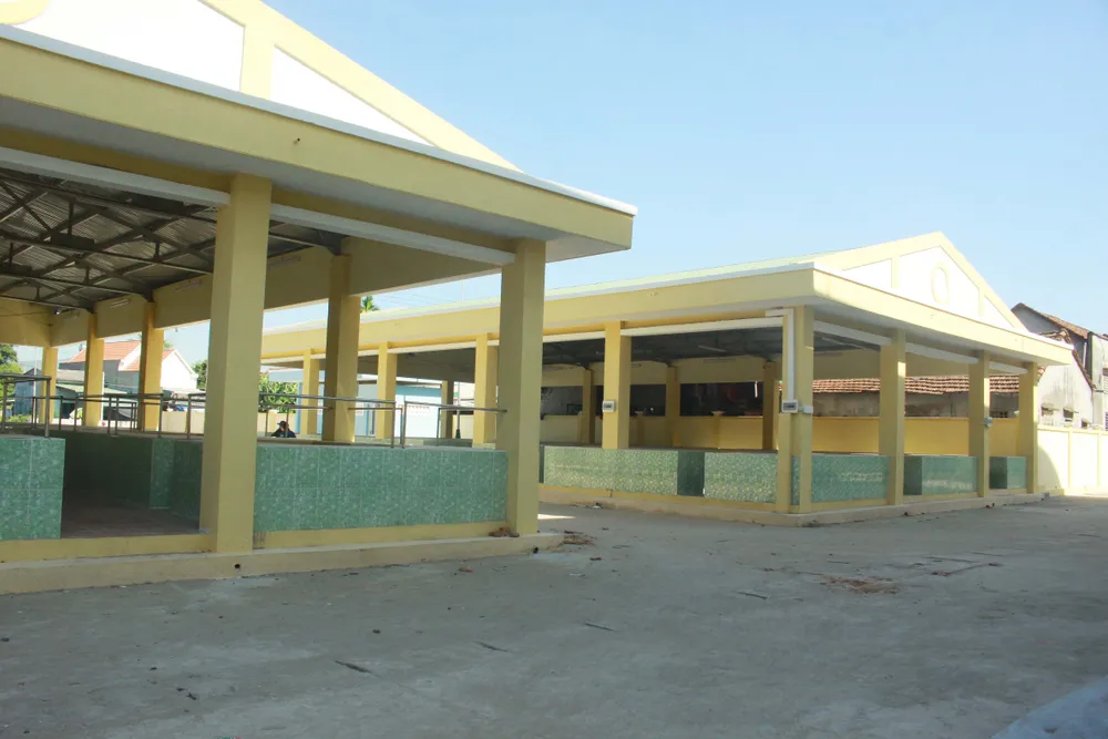 Quảng Ngãi: Xây chợ tiền tỷ, tiểu thương vẫn họp chợ ngoài đường ảnh 2 Quảng Ngãi: Xây chợ tiền tỷ, tiểu thương vẫn họp chợ ngoài đường ảnh 2