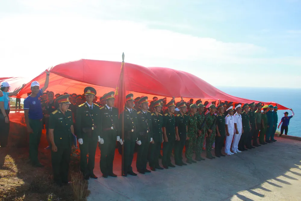 Lễ thượng cờ trên đỉnh Thới Lới, đảo Lý Sơn ảnh 2