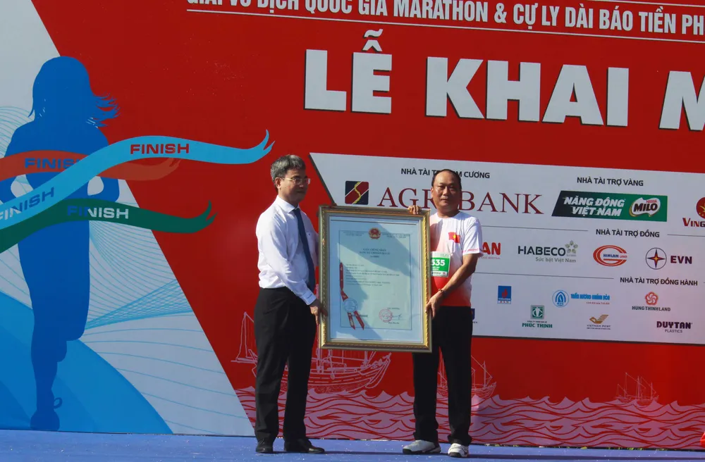 Quảng Ngãi: Huyện Lý Sơn đón nhận bảng chứng nhận Chỉ dẫn địa lý tỏi Lý Sơn  ảnh 1