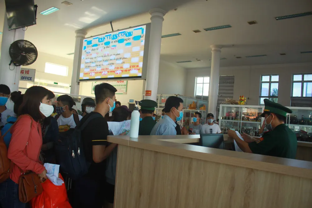 Tăng chuyến tàu đưa hơn 2.000 khách rời đảo Lý Sơn, Quảng Ngãi ảnh 7