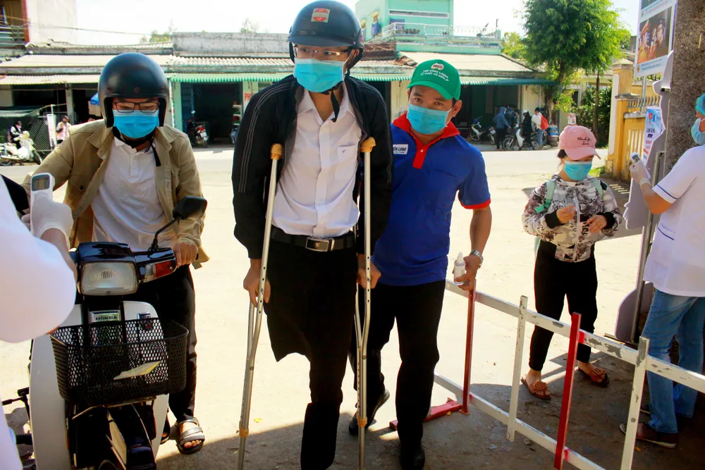 TPHCM: Thí sinh thoải mái bước vào môn thi đầu tiên của kỳ thi tốt nghiệp THPT năm 2020 ảnh 9