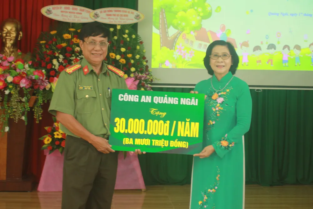 Khoảng 2 tỷ đồng hỗ trợ Trung tâm Nuôi dạy trẻ khuyết tật Võ Hồng Sơn  ảnh 9