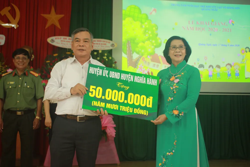 Khoảng 2 tỷ đồng hỗ trợ Trung tâm Nuôi dạy trẻ khuyết tật Võ Hồng Sơn  ảnh 7