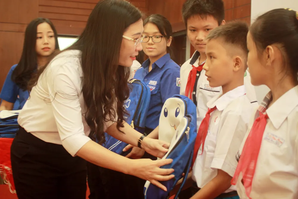Trao học bổng “Thắp sáng ước mơ thanh thiếu nhi Quảng Ngãi” lần thứ 7 ảnh 1 Trao học bổng “Thắp sáng ước mơ thanh thiếu nhi Quảng Ngãi” lần thứ 7 ảnh 1