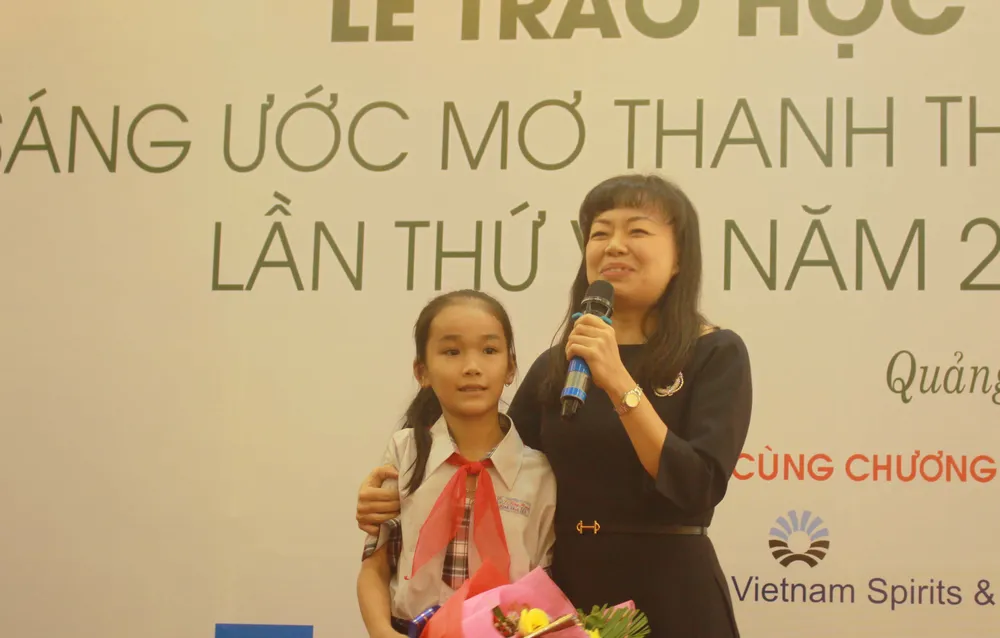 Trao học bổng “Thắp sáng ước mơ thanh thiếu nhi Quảng Ngãi” lần thứ 7 ảnh 2 Trao học bổng “Thắp sáng ước mơ thanh thiếu nhi Quảng Ngãi” lần thứ 7 ảnh 2