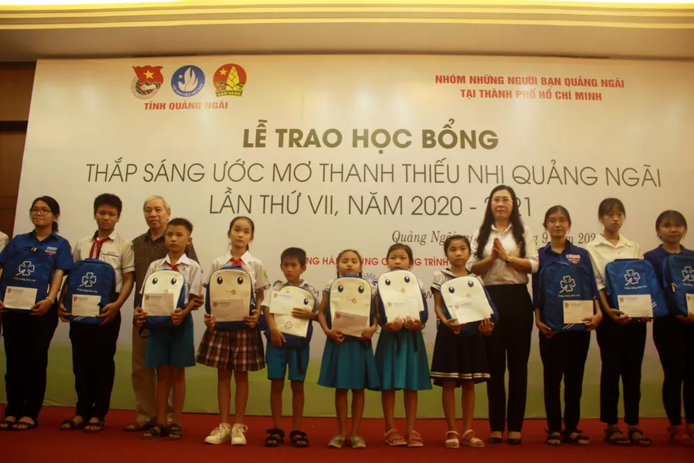 Trao học bổng “Thắp sáng ước mơ thanh thiếu nhi Quảng Ngãi” lần thứ 7 ảnh 3 Trao học bổng “Thắp sáng ước mơ thanh thiếu nhi Quảng Ngãi” lần thứ 7 ảnh 3