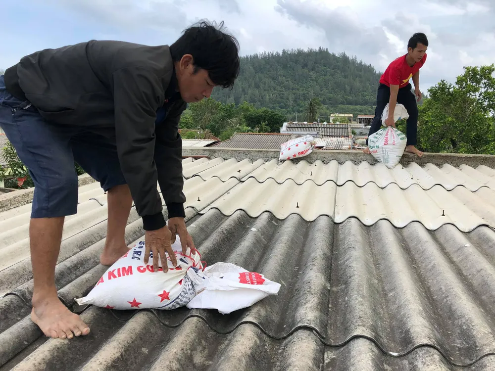 Các doanh nghiệp ở Quảng Ngãi xem xét cho người lao động tạm nghỉ việc từ ngày 28 đến 29-10 ảnh 1