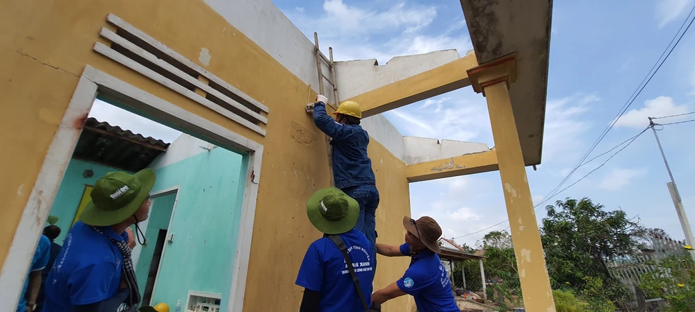 Thành đoàn TPHCM hỗ trợ người dân tỉnh Quảng Ngãi khắc phục bão số 9 ảnh 8 Thành đoàn TPHCM hỗ trợ người dân tỉnh Quảng Ngãi khắc phục bão số 9 ảnh 8