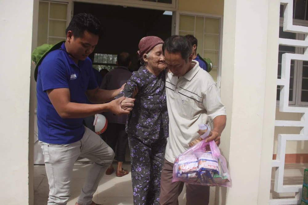 Thành đoàn TPHCM hỗ trợ người dân tỉnh Quảng Ngãi khắc phục bão số 9 ảnh 7 Thành đoàn TPHCM hỗ trợ người dân tỉnh Quảng Ngãi khắc phục bão số 9 ảnh 7