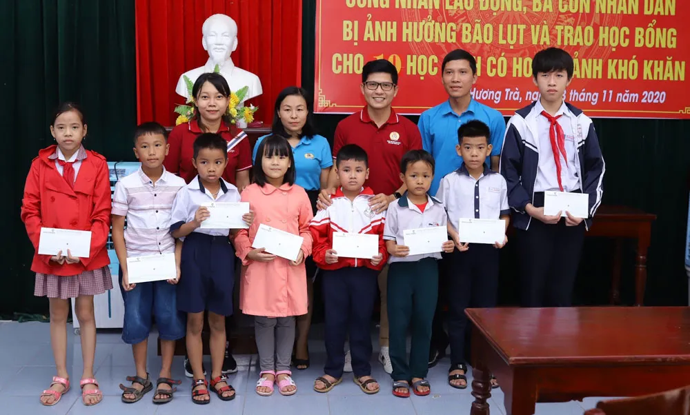 Đoàn công tác Bộ Quốc phòng khám, phát thuốc cho người dân tỉnh Quảng Ngãi khắc phục hậu quả bão số 9 ảnh 6