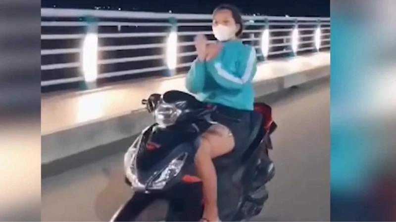 Quảng Ngãi: Cô gái trong clip thả tay lái “múa quạt” bị phạt 7,4 triệu đồng ảnh 1 Quảng Ngãi: Cô gái trong clip thả tay lái “múa quạt” bị phạt 7,4 triệu đồng ảnh 1