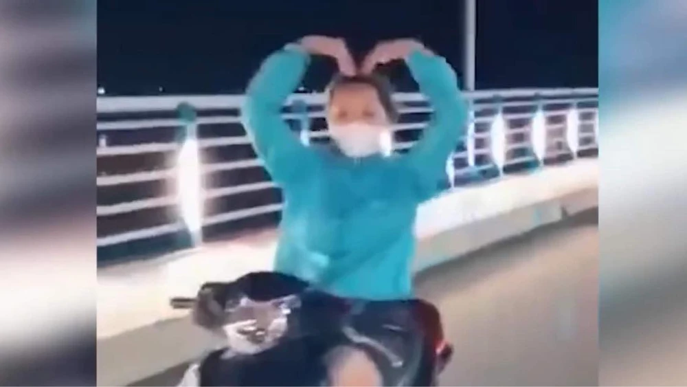 Quảng Ngãi: Cô gái trong clip thả tay lái “múa quạt” bị phạt 7,4 triệu đồng ảnh 2 Quảng Ngãi: Cô gái trong clip thả tay lái “múa quạt” bị phạt 7,4 triệu đồng ảnh 2