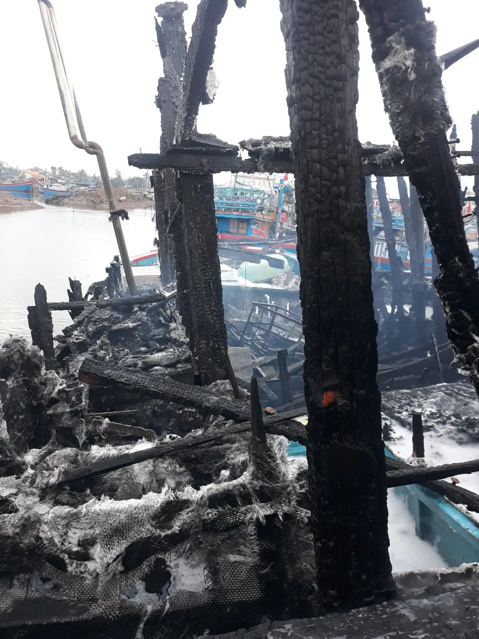 Cháy tàu cá ở Quảng Ngãi, thiệt hại gần 4 tỷ đồng ảnh 2 Cháy tàu cá ở Quảng Ngãi, thiệt hại gần 4 tỷ đồng ảnh 2