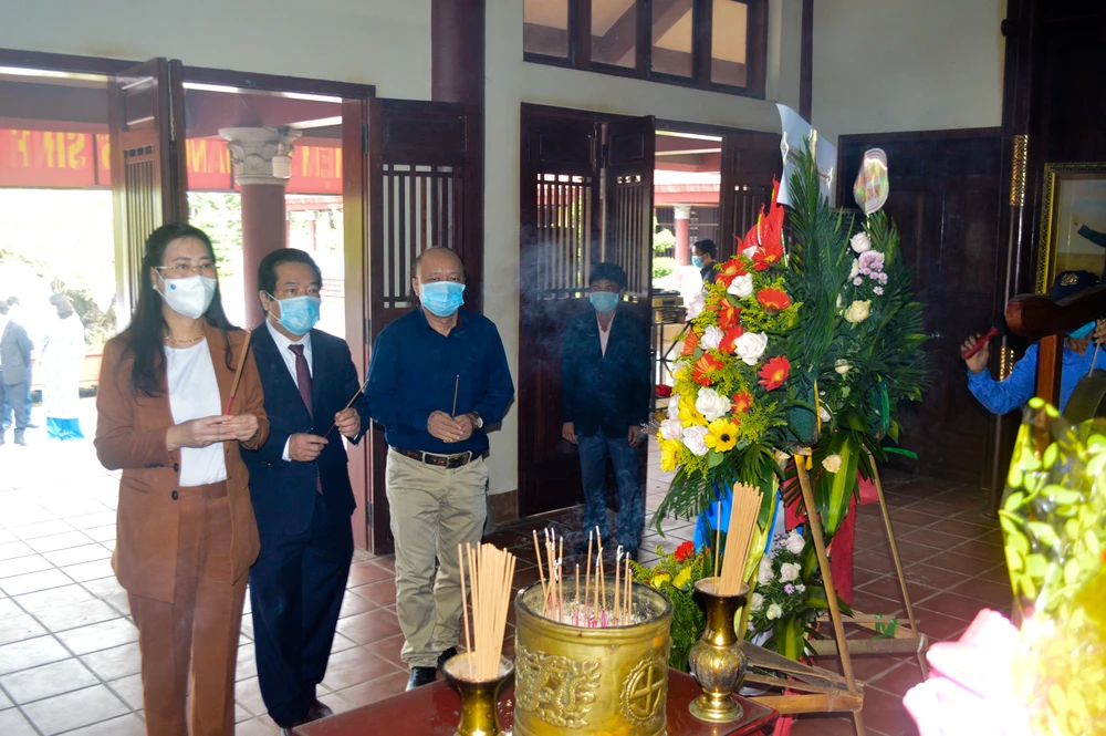 Dâng hương kỷ niệm 115 năm ngày sinh cố Thủ tướng Phạm Văn Đồng ảnh 1 Dâng hương kỷ niệm 115 năm ngày sinh cố Thủ tướng Phạm Văn Đồng ảnh 1
