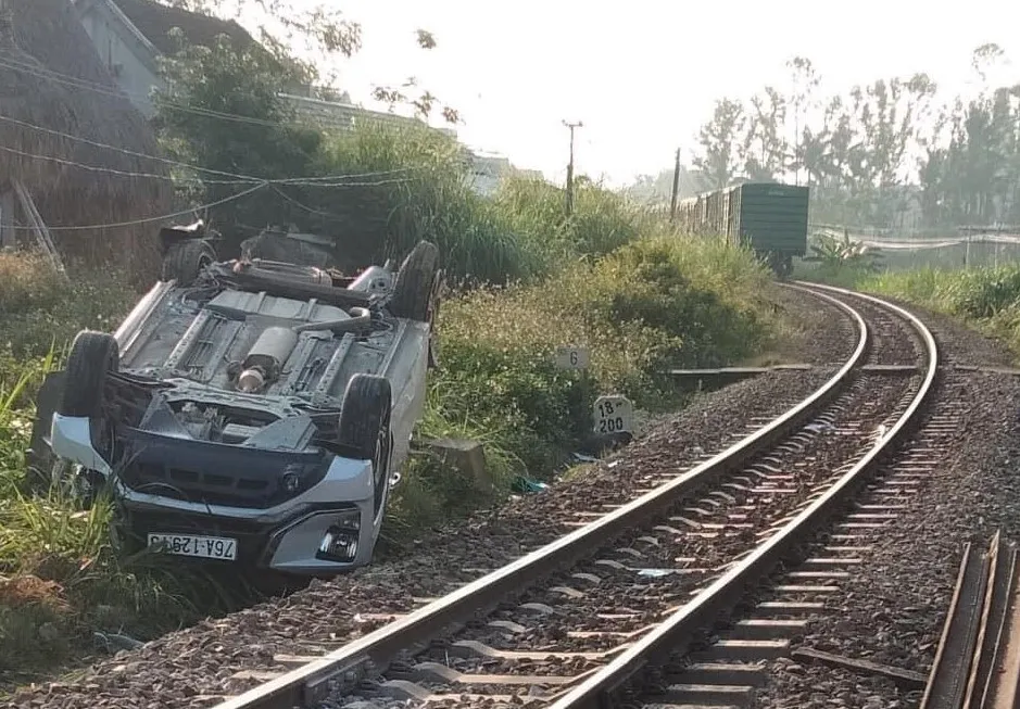 Ô tô va chạm tàu hỏa khiến 1 người chết, 2 người bị thương ảnh 1