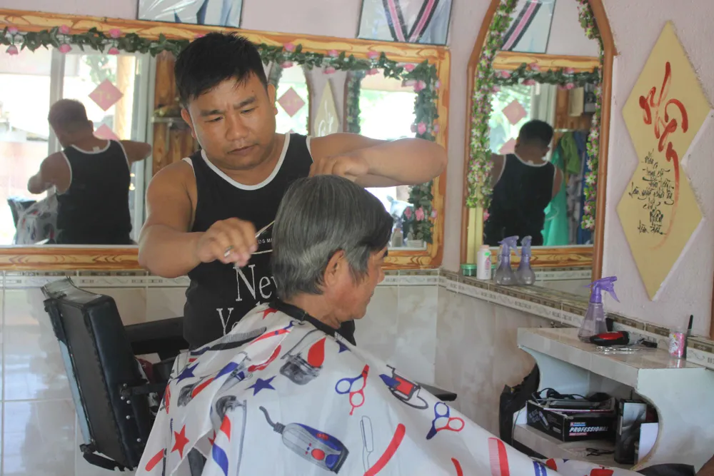Người cắt tóc miễn phí ở vùng núi Trà Bồng được Thủ tướng tặng bằng khen ảnh 1 Người cắt tóc miễn phí ở vùng núi Trà Bồng được Thủ tướng tặng bằng khen ảnh 1