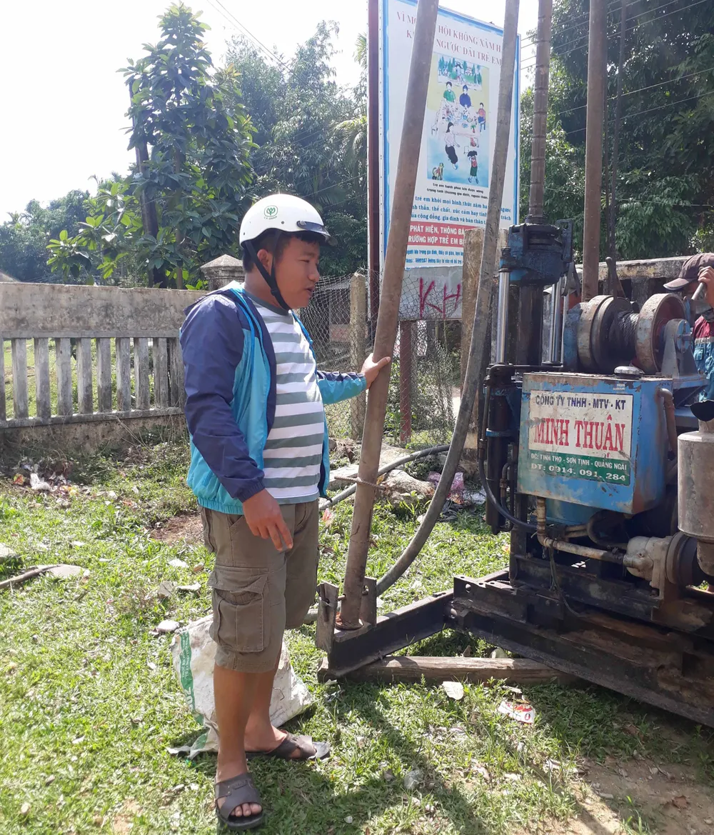 Người cắt tóc miễn phí ở vùng núi Trà Bồng được Thủ tướng tặng bằng khen ảnh 2 Người cắt tóc miễn phí ở vùng núi Trà Bồng được Thủ tướng tặng bằng khen ảnh 2