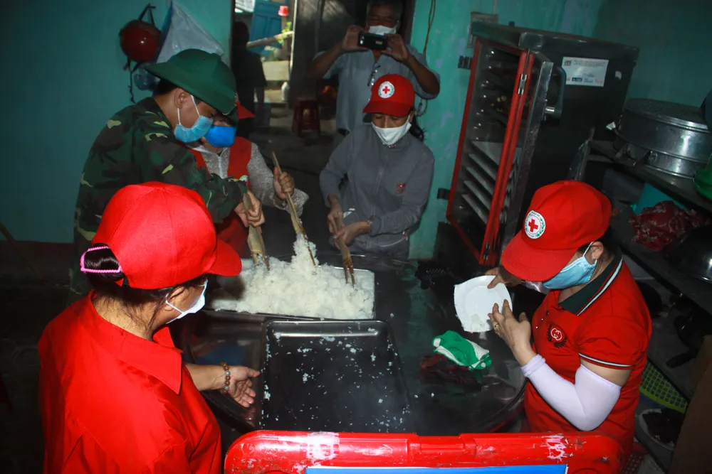 Nấu cơm và hỗ trợ thực phẩm cho người dân yên tâm cách ly phòng chống Covid-19 ảnh 9 Nấu cơm và hỗ trợ thực phẩm cho người dân yên tâm cách ly phòng chống Covid-19 ảnh 9