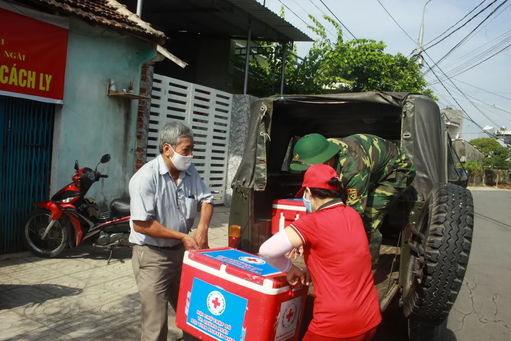 Nấu cơm và hỗ trợ thực phẩm cho người dân yên tâm cách ly phòng chống Covid-19 ảnh 1 Nấu cơm và hỗ trợ thực phẩm cho người dân yên tâm cách ly phòng chống Covid-19 ảnh 1