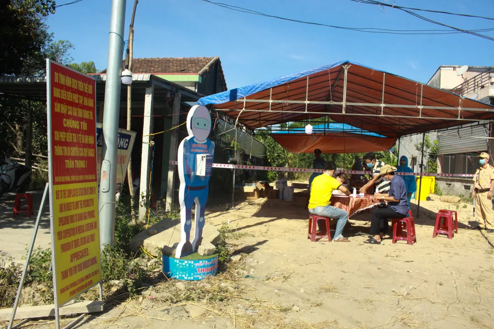 Xuyên ngày đêm ở chốt kiểm tra y tế phòng Covid-19 tại cửa ngõ tỉnh Quảng Ngãi ảnh 5