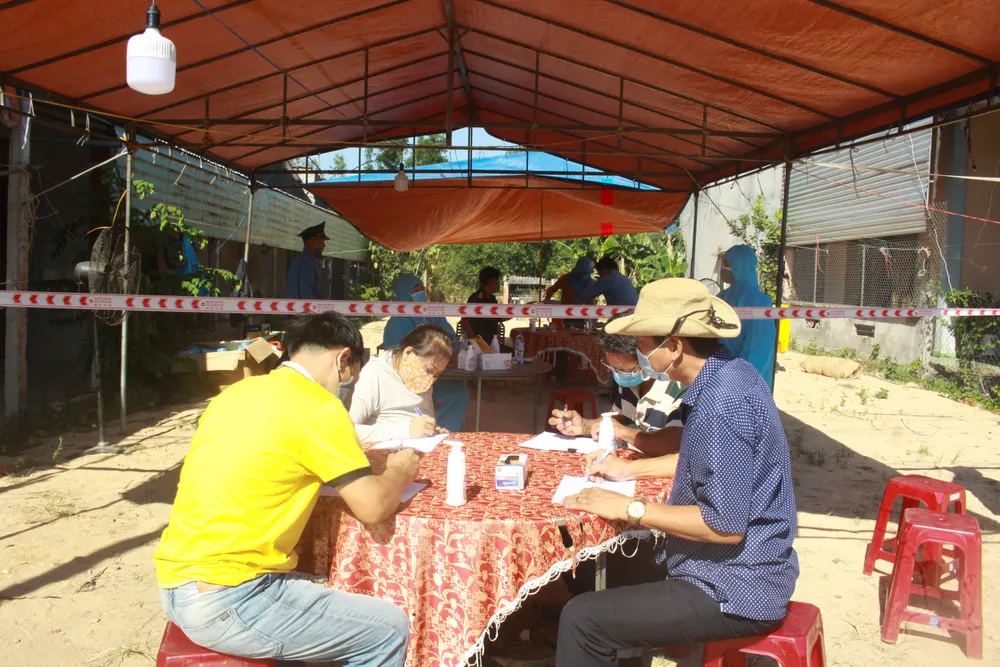 Xuyên ngày đêm ở chốt kiểm tra y tế phòng Covid-19 tại cửa ngõ tỉnh Quảng Ngãi ảnh 6