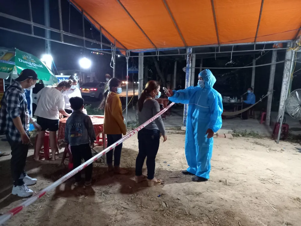 Xuyên ngày đêm ở chốt kiểm tra y tế phòng Covid-19 tại cửa ngõ tỉnh Quảng Ngãi ảnh 12